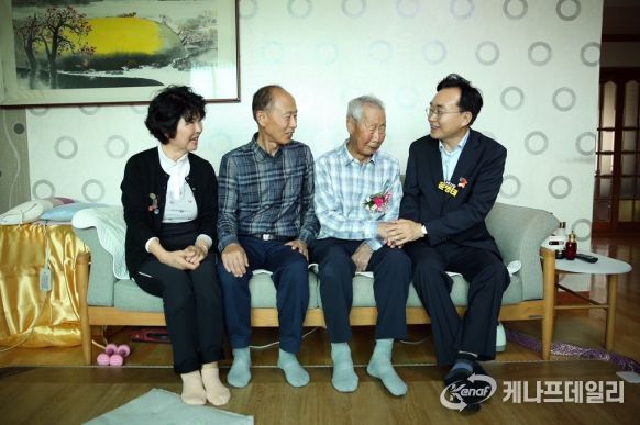 윤병태 나주시장이 제53회 어버이날을 맞아 8일 노안면에 거주하는 101세 이인범 어르신과 남평읍 106세 박순덕 어르신 댁을 직접 방문해 카네이션을 달아드리며 공경을 표했다. (사진제공-나주시)