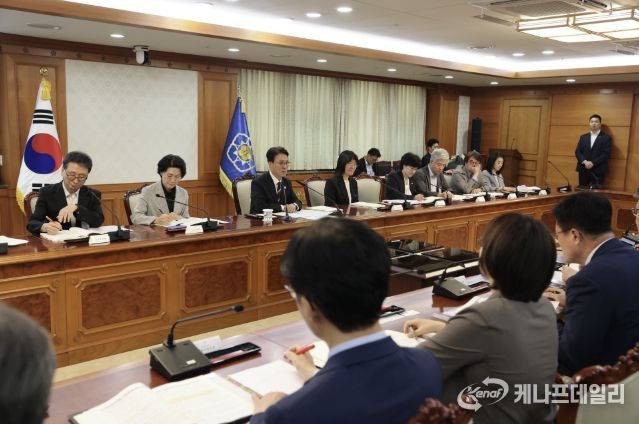 김민석 국무총리가 12일 세종대로 정부서울청사에서 열린 제9차 자살예방정책위원회 회의를 주재하고 있다.