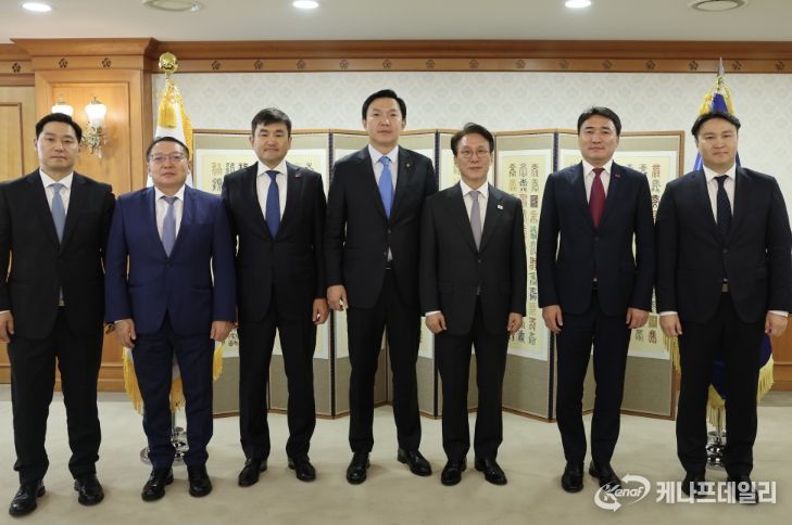 김민석 국무총리가 23일 세종대로 정부서울청사에서 냠오소르 오프랄 몽골 수석부총리 겸 경제개발부 장관을 접견, 인사 및 환담을 나누고 있다.(국무조정실)