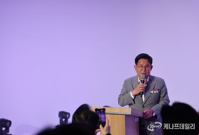 서울디자인고 글로벌 디자인 페스타 패션쇼에 참석한 박강수 마포구청장