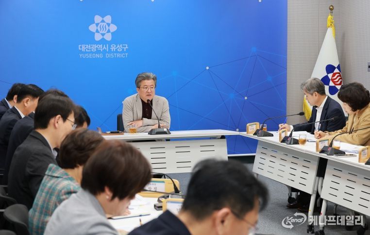 정용래 유성구청장이 27일 오전 주간간부회의를 통해 실종 노인 수색을 지시하고 있다