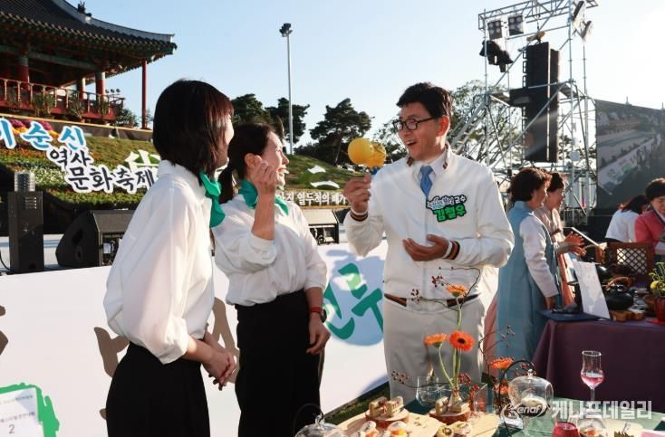 보성군,‘제13회 보성세계차박람회’성황리 마무리_김철우 보성군수가 티아트페스티벌 행사장에서 시음을 하고 있다