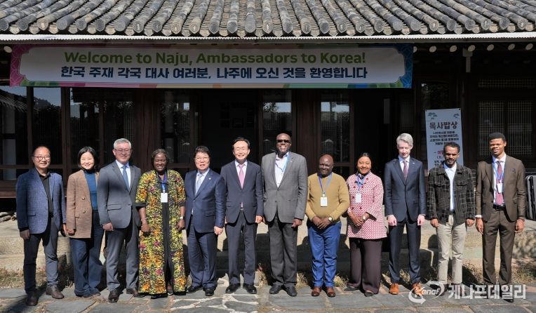 나주시가 ‘2025 국제농업박람회’ 개막행사에 참석한 5개국 주한대사와 사절단을 초청해 주요 산업현장과 문화, 관광 자원을 소개했다.