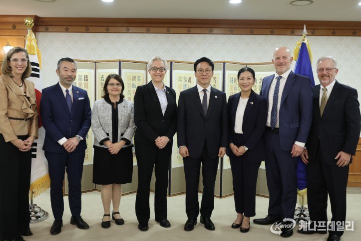김민석 국무총리가 27일 세종대로 정부서울청사에서 티나 코텍 美 오리건 주지사를 접견, 인사 및 환담을 나누고 있다.