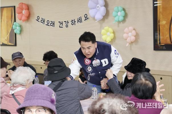 오언석 도봉구청장이 2025년 창4동 경로잔치를 찾아 어르신들과 인사를 나누고 있다