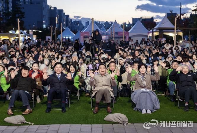 이재준 수원시장(가운데), 백혜련 의원(수원시을), 수원시의회 윤경선 의원, 이병진 수원도시재단 이사장, 김종석 권선구청장 등이 탄소중립 한마당 축제에 참가한 시민들과 함께하고 있다.