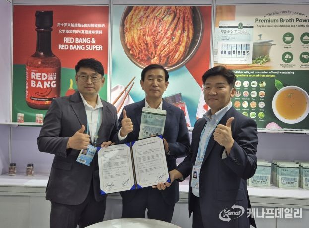 충주시, 중국 신위시와 우호교류 협약 체결(광저우 수출입상품 교역회에서 수출계약 사진-왼쪽부터(주)코어그린 강민규 상무, 조길형 충주시장, 관계자)