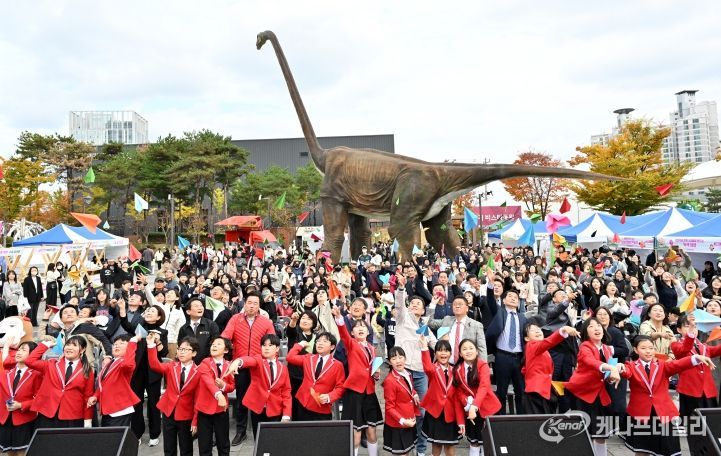 ‘2025 울산 종갓집 온마을교육축제’가 8일 공룡발자국 공원에서 김영길 중구청장, 박경흠 중구의회 의장, 천창수 시교육감, 구의원, 마을교육공동체, 학생 등이 참석한 가운데 열렸다.