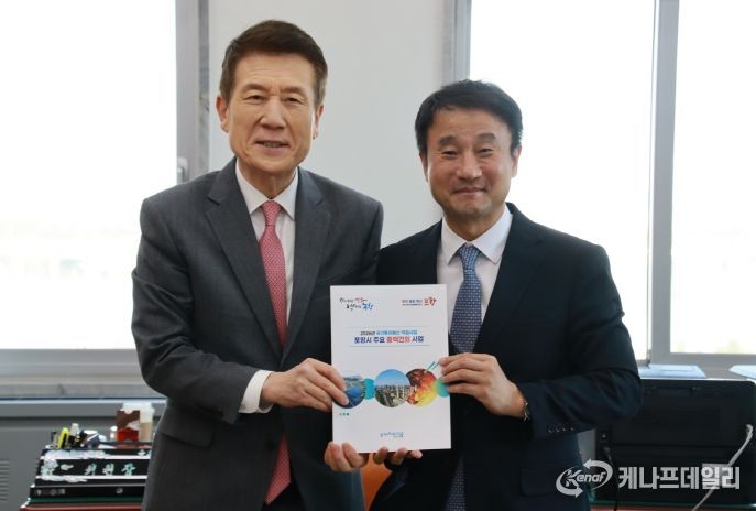 왼쪽부터 이강덕 포항시장, 한병도 예결위원장