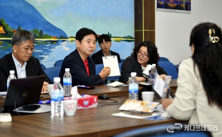 최문순 화천군수가 9일부터 14일까지 베트남과 홍콩, 타이완 현지 여행사를 방문해 축제 상품을 설명하고 있다.