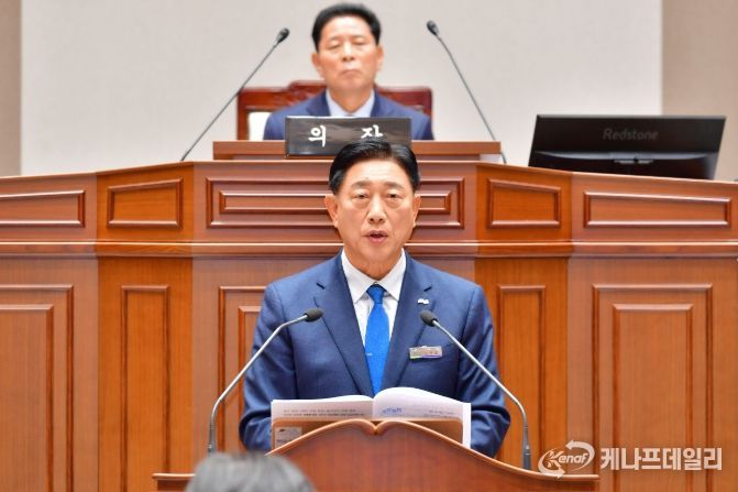 김한종 장성군수가 20일 열린 장성군의회 정례회에서 내년도 예산안에 대해 설명하고 있다. 장성군 제공