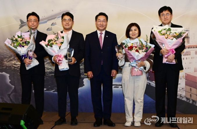 유정복 인천광역시장이 25 연수구 쉐라톤호텔에서 열린 '2025년 인천광역시 물류의날' 행사에서 물류발전대상 시상을 하고 있다.