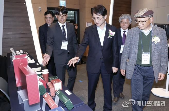 이동환 고양특례시장이‘2025 인쇄기술경진대회’수상 작품을 살펴보고 있다.