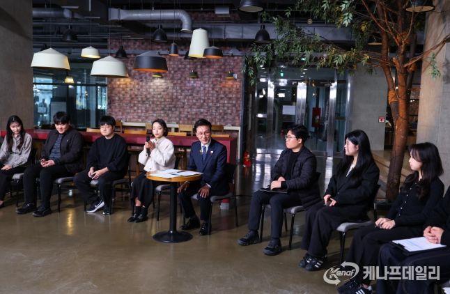 김민석 국무총리가 28일 대전 충남대학교에서 열린'미래대화 1·2·3#청년금융' 제5차 K-토론나라에서 고졸 청년 대출금리 및 청년미래적금 등과 관련한 청년들의 제안을 경청하고 있다.