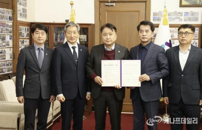 보은군과 충청북도가 충북소방교육대 건립사업 업무협약(MOU) 체결 모습