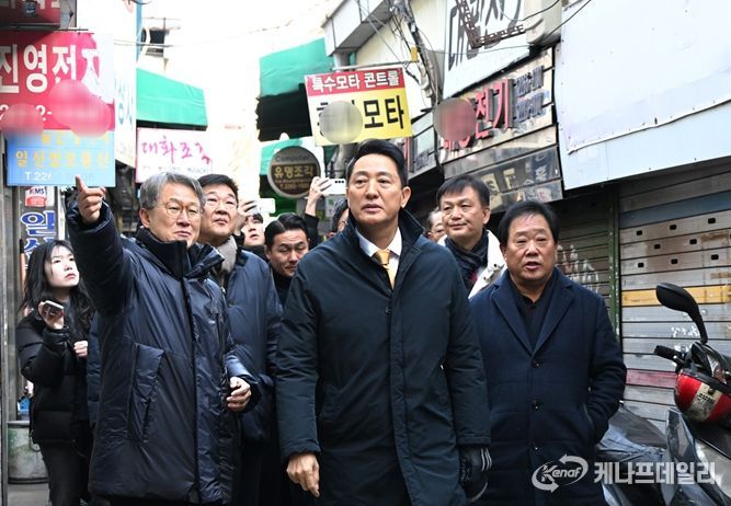 4일 오전 오세훈 시장이 세운2구역을 방문해 노후된 세운지구 현황을 살펴보고 있다.