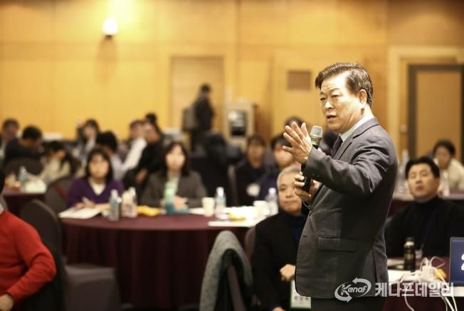 박승원 광명시장이 4일 오후 제주도 켄싱턴 리조트에서 열린 ‘2025 대한민국 ESG정원정책포럼-공무원 혁신 리더십 과정’에 참석해 ‘탄소중립으로 지속가능한 도시전환’을 주제로 한 특별강연을 하고 있다.