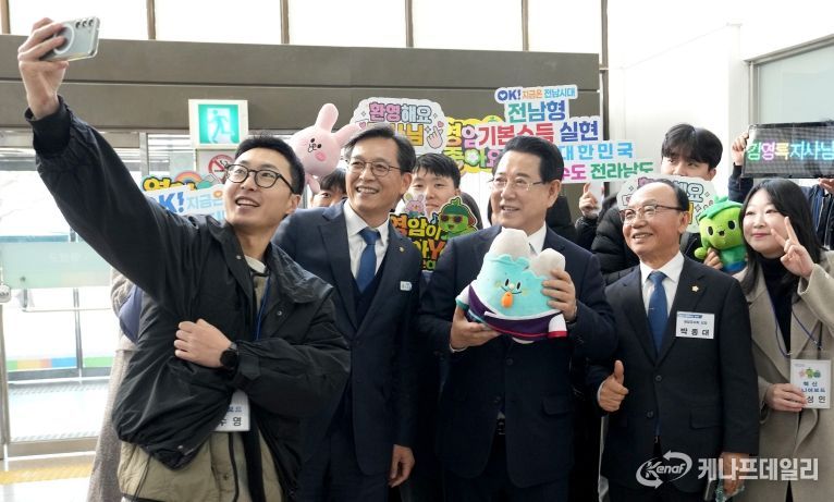 8일 영암군민회관 대회의실에서 열린 ‘영암군 정책비전 투어’ 행사에 참석한 김영록 전라남도지사가 영암군청 직원들과 함께 기념촬영을 하고 있다.