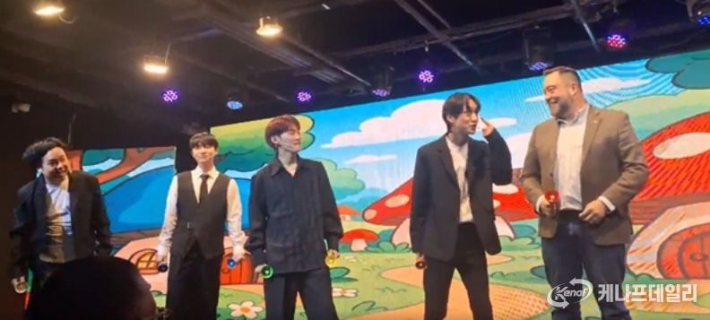 공연을 하고있는 K-Pop 개그 아이돌 과 바스티안 뢰슬러 회장 회장 (Plasmatreat Korea) (사진제공: 주한외국기업연합회 KOFA)