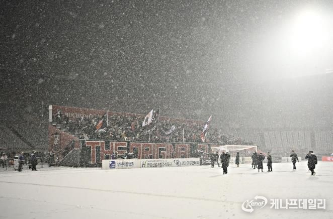 이달 4일, 부천FC1995의 승강 PO 1차전이 폭설로 연기된 후에도 헤르메스가 자리를 지키며 응원하고 있다.