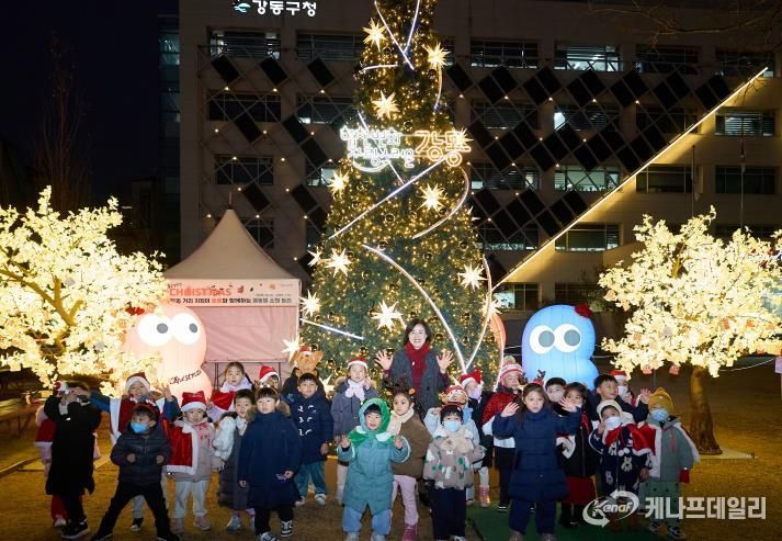 크리스마스 트리 점등식 모습(가운데 이수희 강동구청장)