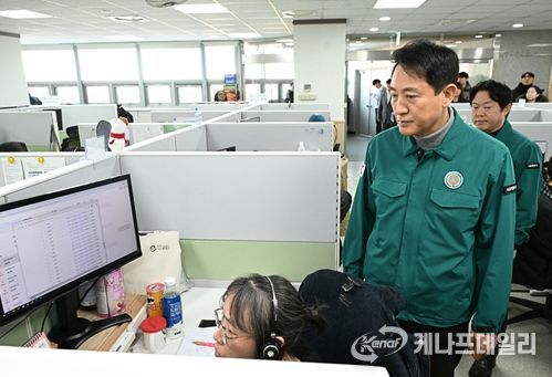 오세훈 서울시장이 서울시내버스 파업 이틀째인 14일(수) 오전 120다산콜 센터를 방문해 시민 안내 및 불편접수 체계를 확인하고 있다.