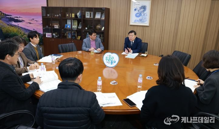 울산 동구는 19일 구청장실에서 기획예산실과 경제정책국을 시작으로 2026년도 주요업무계획 보고회를 개최하고 김종훈 동구청장과 관계공무원이 참석해 주요 사업 계획 및 추진과제를 점검하는 시간을 가졌다.