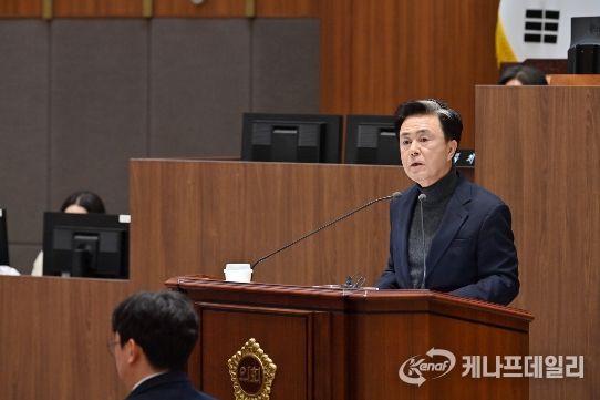 본회의 참석한 김태흠 충남도지사