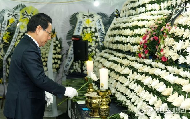 김영록 전라남도지사가 28일 광주 5·18 민주광장에 마련된 고 이해찬 민주평통자문회의 수석부의장 분향소를 방문해 조문하고 있다.
